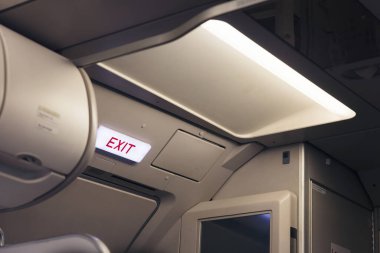 Acil çıkış levhası ve uçakta tuvalet tabelası.