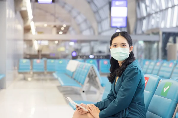 Ázsiai Turista Arcmaszkot Visel Társadalmi Távolsági Szék Poggyász Várja Repülés — Stock Fotó