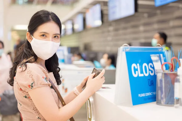 Ázsiai Higiéniai Maszkkal Áll Pénztáros Pult Előtt Repülőtéren Önvédelem Covid — Stock Fotó