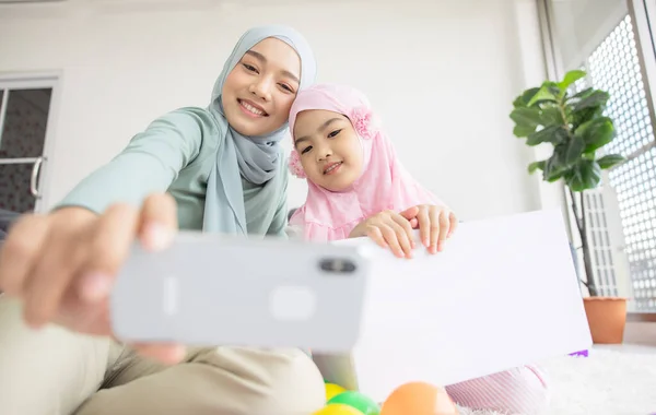 Madre Musulmana Futura Maternidad Hijab Tomar Autorretrato Sala Estar — Foto de Stock
