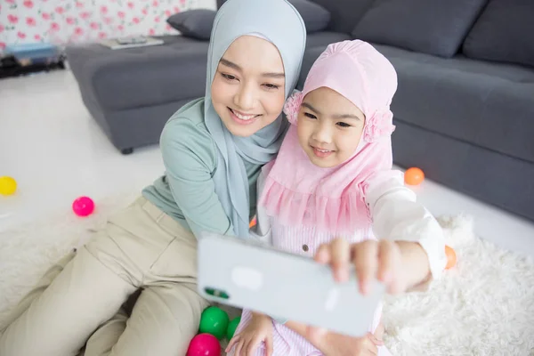 Madre Musulmana Futura Maternidad Hijab Tomar Autorretrato Sala Estar — Foto de Stock