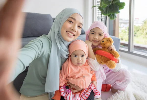 Muslim Mother Future Motherhood Hijab Taking Self Portrait Living Room — Stock Photo, Image