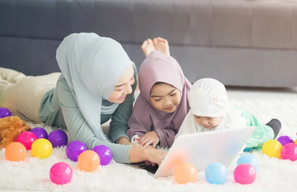 Madre Musulmana Trabajando Con Portátil Lindo Bebé Jugando Juguetes Sala — Foto de Stock
