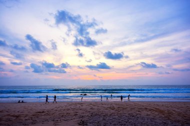Güzel koyu turuncu gökyüzü akşam güzelliği ve bulutlar gün batımında, şafakta, güneş ışınları bulutların arasından kırılır..