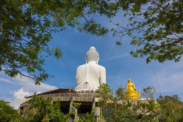 Tył Białego Posągu Wielkiego Buddy Wielki Buddha Phuket Jest Jednym — Zdjęcie stockowe