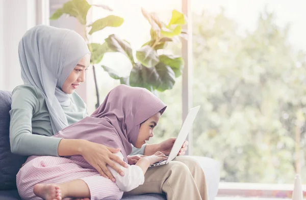 Asian Muslim Mother Daughter Smiling Using Laptop Together Browsing Internet — Stock Photo, Image