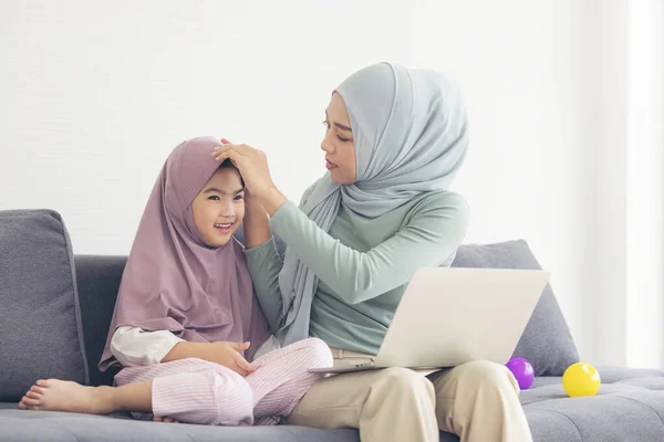 Musulmana Mamá Hiyab Hija Pequeña Con Ordenador Sentado Sala Estar — Foto de Stock