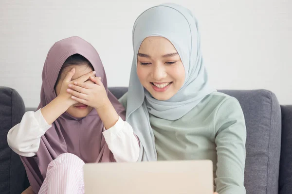 Islamic Mother Rears Her Daughter Close Eye Video Call Online — Stock Photo, Image