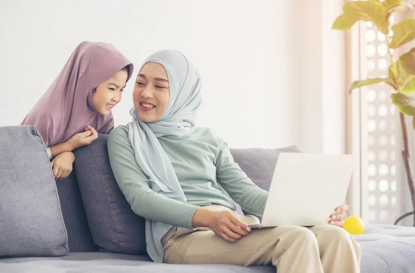 Asian Muslim Mother Daughter Smiling Using Laptop Together Browsing Internet — Stock Photo, Image