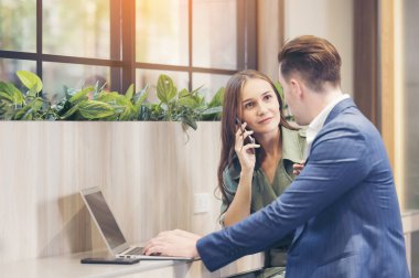 Birlikte bir kafede çalışmak, kahve dükkanında ortakların iş görüşmesi..