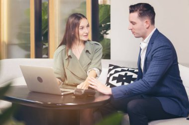 Birlikte bir kafede çalışmak, kahve dükkanında ortakların iş görüşmesi..