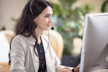 Çağrı merkezinde çalışan çok kültürlü iş adamları, çevrimiçi müşteri hizmetleri.