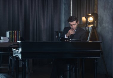 Yakışıklı iş adamı planlama ve not alma.