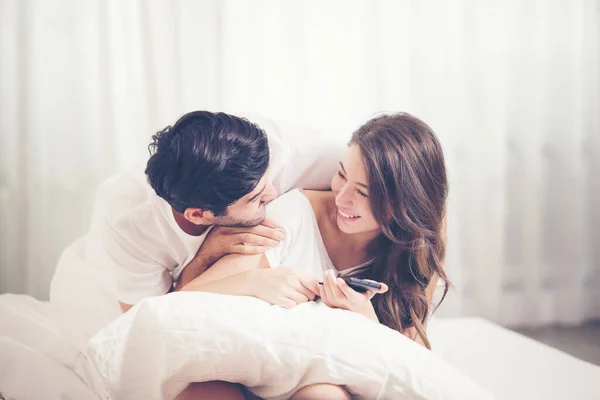 Casal Jovem Cama Feliz Casal Sorridente Deitado Coberto Com Cobertor — Fotografia de Stock