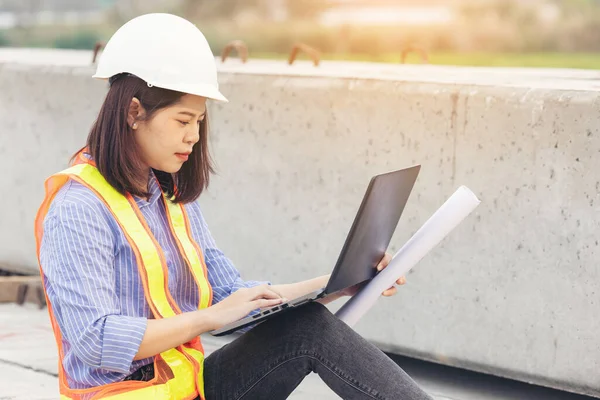 Beautiful Asian Female Engineer White Safety Hard Hat Using Laptop — Stock Photo, Image