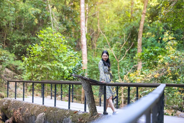 Таїландка Подорожує Дивовижному Лісі — стокове фото