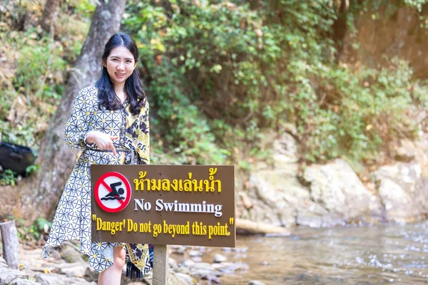 Таїландські Жінки Вказують Заборону Плавати Знак Цьому Районі — стокове фото