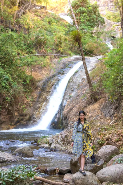 Таїландка Подорожує Дивовижному Лісі — стокове фото