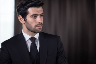 Düşünceli işadamı iş yerinde bir proje düşünüyor, yeni fikir ofisinden ilham alıyor.