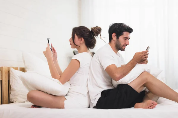 Millennial Casal Disputa Deitado Cama Volta Para Trás Usando Celulares — Fotografia de Stock