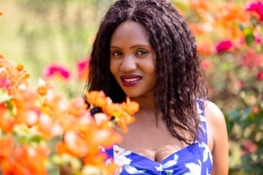 Park 'ta Çiçeklerle Kokan İçerik Siyah Kadın.