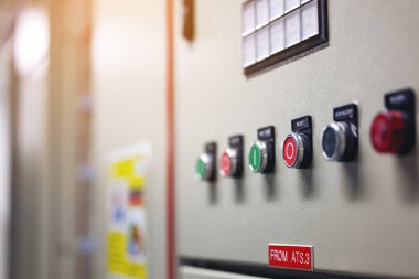 Geçerli elektrik kesintisi için fabrikadaki birçok alttaki kontrol panelini aç 