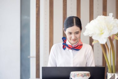 Otel kadınları tezgahın arkasında profesyonel resepsiyonist olarak çalışıyorlar.