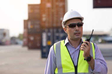 Foreman kontrol, kargo nakliye gemisinden ithalat ve ihracat için konteynır kutusu yükleme.