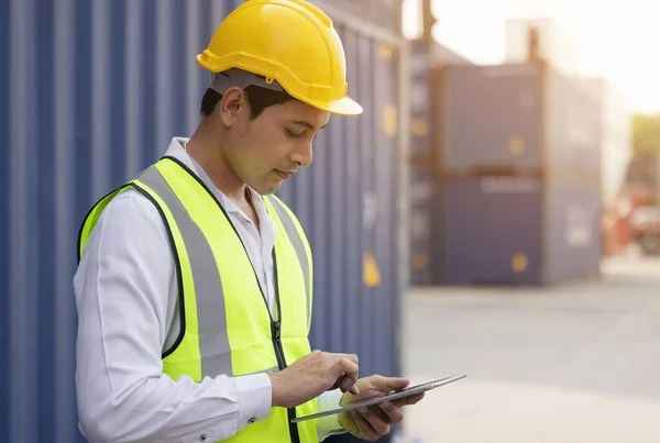 Male Engineer Worker Inspection Checking Container Using Tablet — Stock Photo, Image