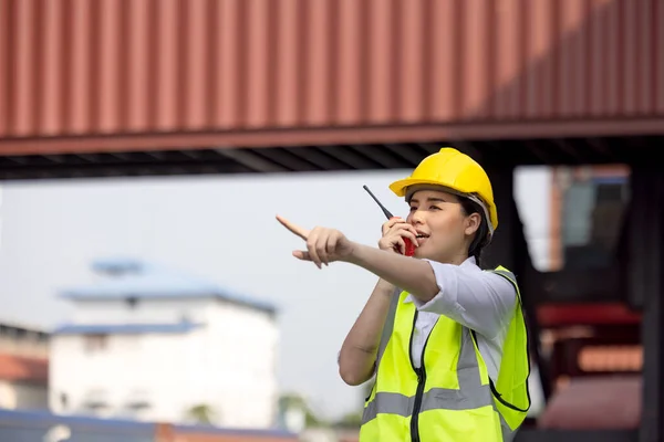 Mujer Trabajador Fábrica Ingeniero Usando Walkie Talkie Llamar Alguien Para —  Fotos de Stock