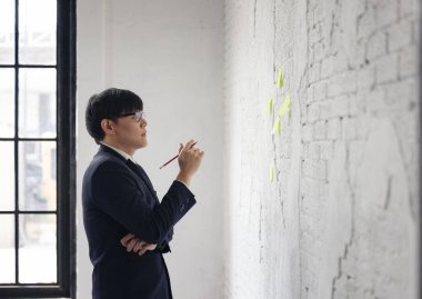 İşadamlarının portresi post-it duvar tuğlası, ofiste çalışan yaratıcı personel.