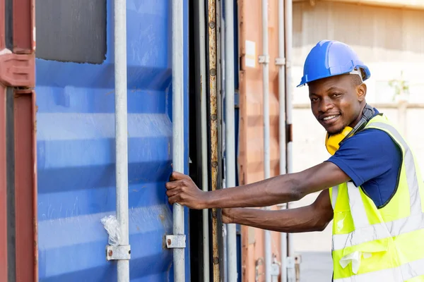 Afrikansk Amerikanska Svarta Arbetare Öppnar Containrar För Inspektion Och Kontrollerar — Stockfoto