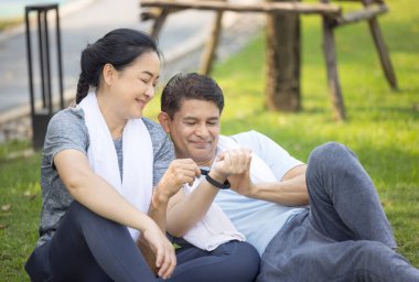 Çift koşudan sonra esneme egzersizi yapıyor.