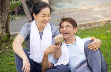 Çift koşudan sonra esneme egzersizi yapıyor.