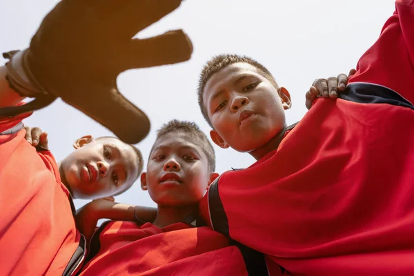 Veja Partir Baixo Jogadores Futebol Menino Trazendo Mãos Juntas Antes — Fotografia de Stock