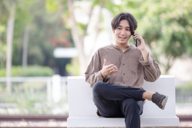 Tayland yakınlarındaki tren istasyonunda çalışan bir adam. 