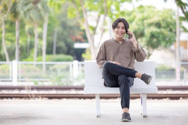 Tayland yakınlarındaki tren istasyonunda çalışan bir adam. 