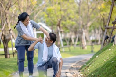 Gülümseyen kıdemli aktif çift antrenmanında birlikte koşuyorlar.