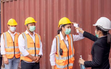 Coronavirus Covid-19 Salgın Salgın Kriz Durumu, Konteyner Nakliye İşçisinin Vücut Tarayıcısı Termometre Taraması