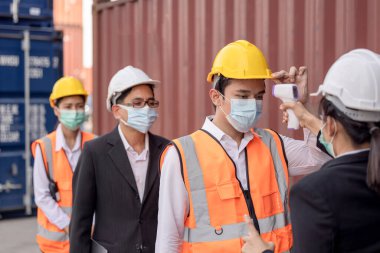 Coronavirus Covid-19 Salgın Salgın Kriz Durumu, Konteyner Nakliye İşçisinin Vücut Tarayıcısı Termometre Taraması