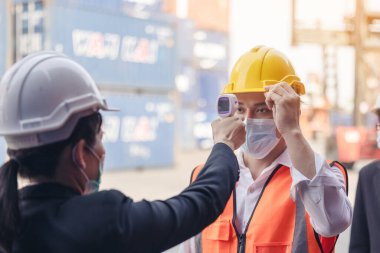 Coronavirus Covid-19 Salgın Salgın Kriz Durumu, Konteyner Nakliye İşçisinin Vücut Tarayıcısı Termometre Taraması