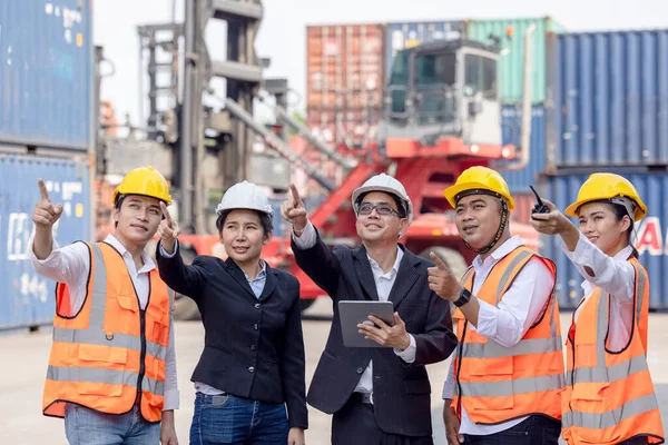 Arquitecto Del Personal Ingenieros Trabajadores Portuarios Que Trabajan Comprobación Puerto —  Fotos de Stock