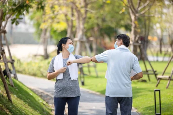 Senior Couple Cooper Wearing Protective Mask Just Keep Going Stay — Stock Photo, Image