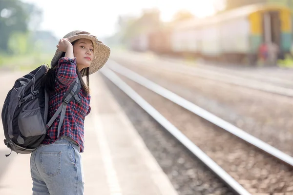 Una Joven Turista Con Mochila Espera Tren Estación Tren Para — Foto de Stock