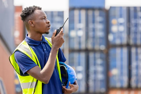 Hombre Usando Walkie Talkie Terminal Contenedores Trabajador Industrial Está Controlando — Foto de Stock