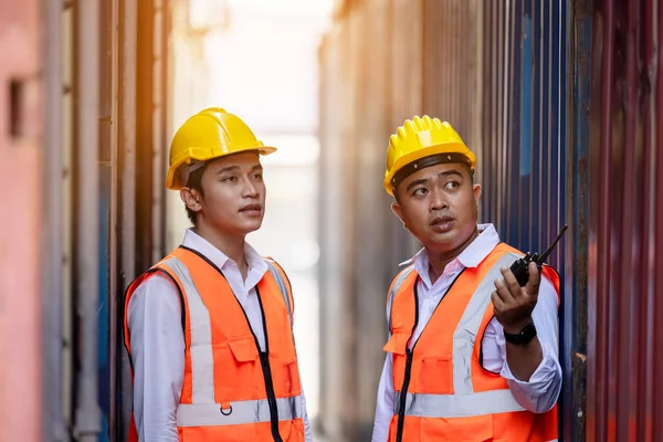 Dos Trabajadores Fábrica Ingenieros Que Buscan Señalan Algo Almacenamiento Contenedores —  Fotos de Stock