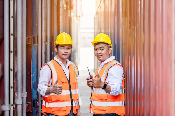 Dos Trabajadores Fábrica Ingenieros Que Buscan Señalan Algo Almacenamiento Contenedores —  Fotos de Stock