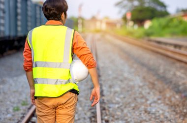 Dikiz üstü mühendisliğinin portresi. Modern tren istasyonlarının arka planında müteahhit.