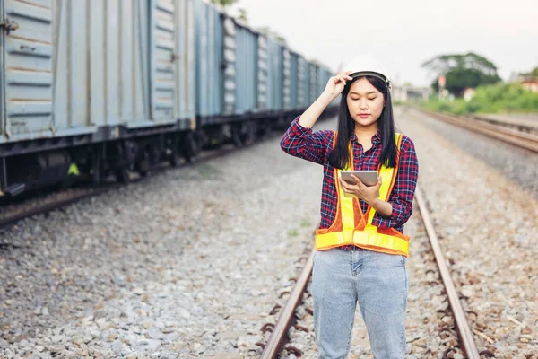 Retrato Mujer Hermosa Ingeniería Utilizando Tableta Con Desgaste Hardhat Frente — Foto de Stock