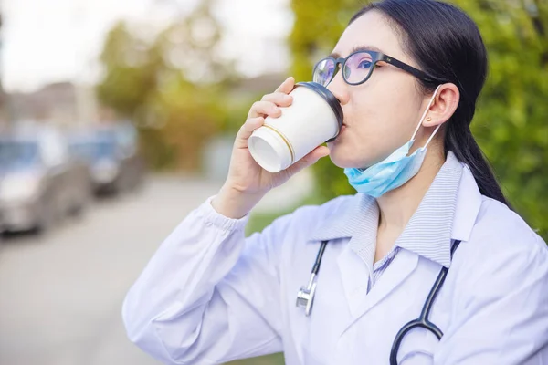 早上在外面喝咖啡休息的疲惫的护士或医生的画像 Covid Coronavirus大流行病 — 图库照片